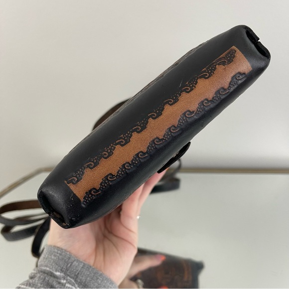 Vintage Hard Shell Tooled Leather Black Tan Red Aztec Graphic Crossbody Bag - Picture 8 of 11